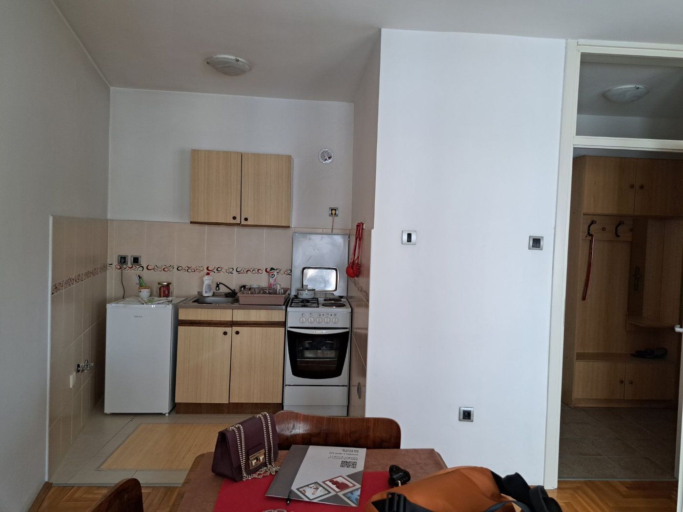 Odmah useljiv  uknjižen   parking za stanare   062 792 583 2