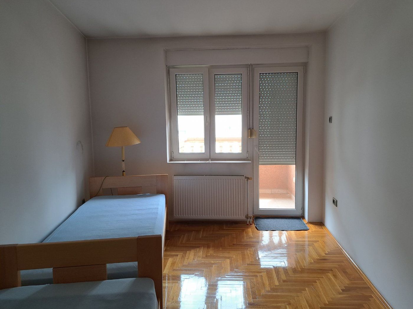 Odmah useljiv  uknjižen   parking za stanare   062 792 583 4