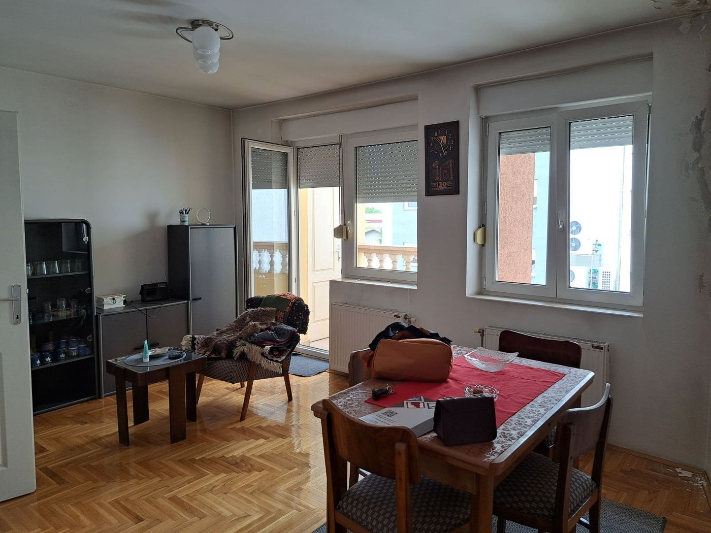 Odmah useljiv  uknjižen   parking za stanare   062 792 583 1