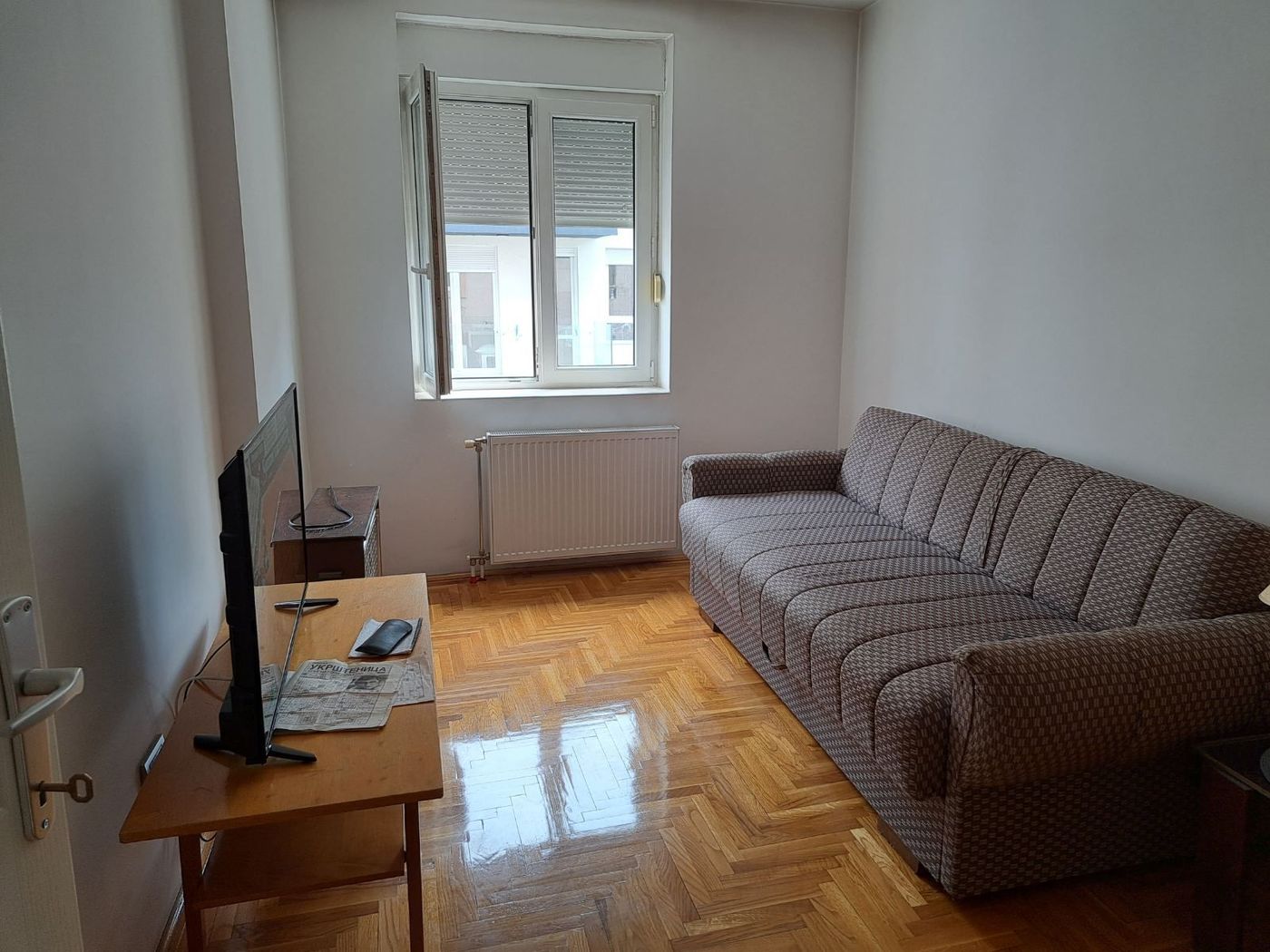 Odmah useljiv  uknjižen   parking za stanare   062 792 583 3