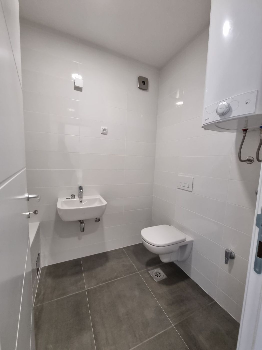 Nov  odmah useljiv   Garden Hill   062 792 583 5