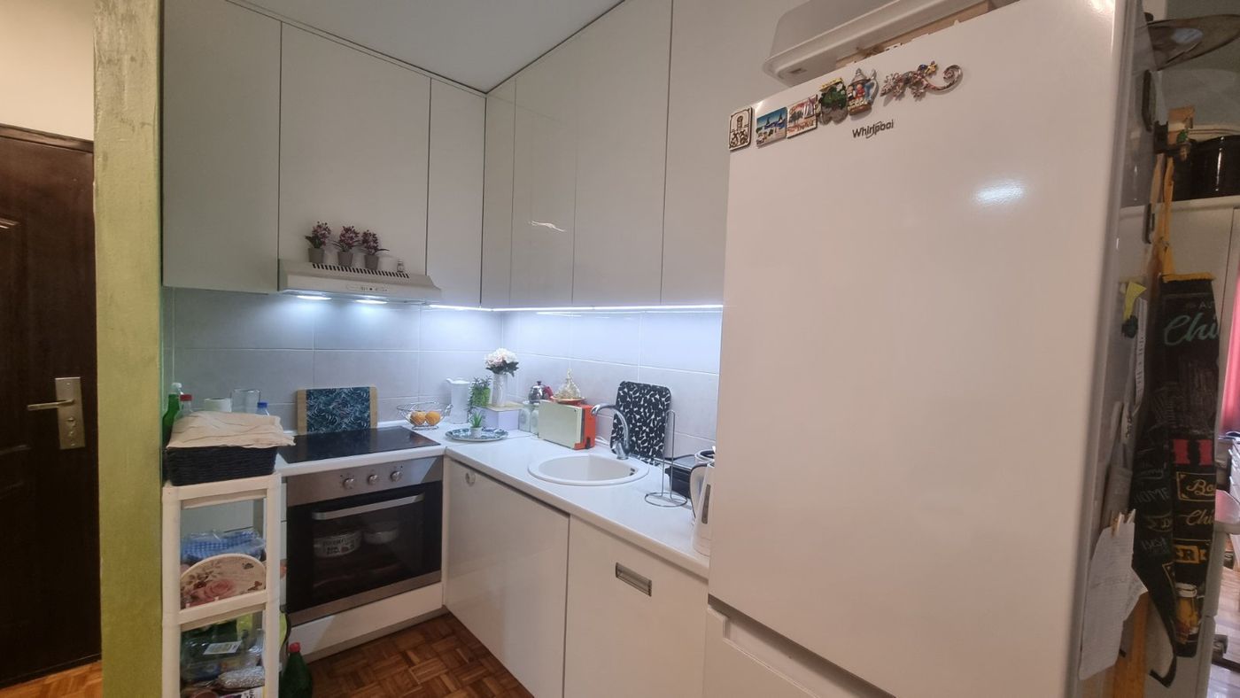 Uknjižen fasadna cigla   kompletno renoviran i namešten   062 792 583 2