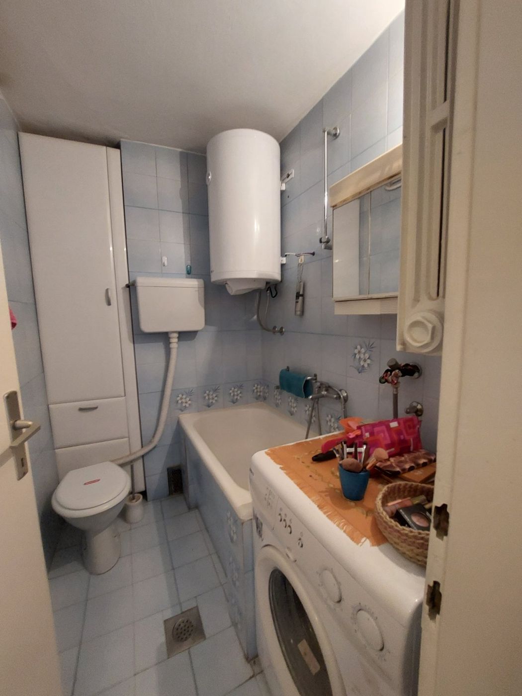 Uknjižen dvosoban stan   blizina centra   062 792 583 4