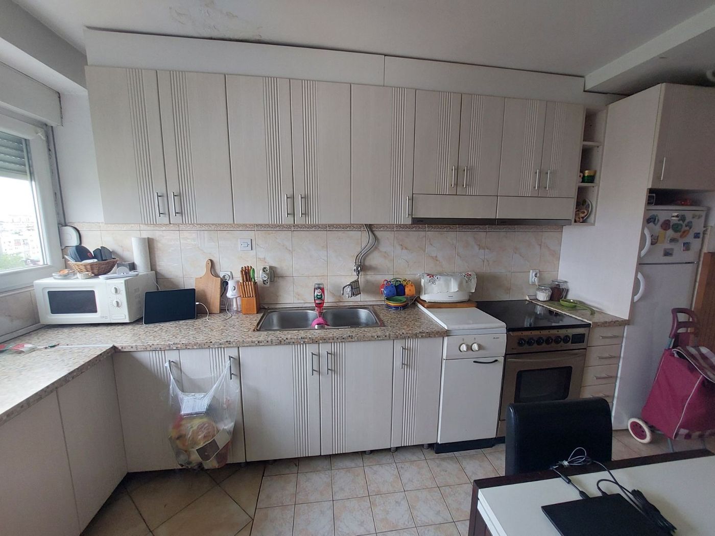 Uknjižen dvosoban stan   blizina centra   062 792 583 3