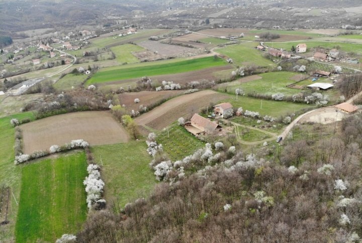 Plac Parcani 210ari gradsko gradj zemlj sa sopstvenim izvorom 3