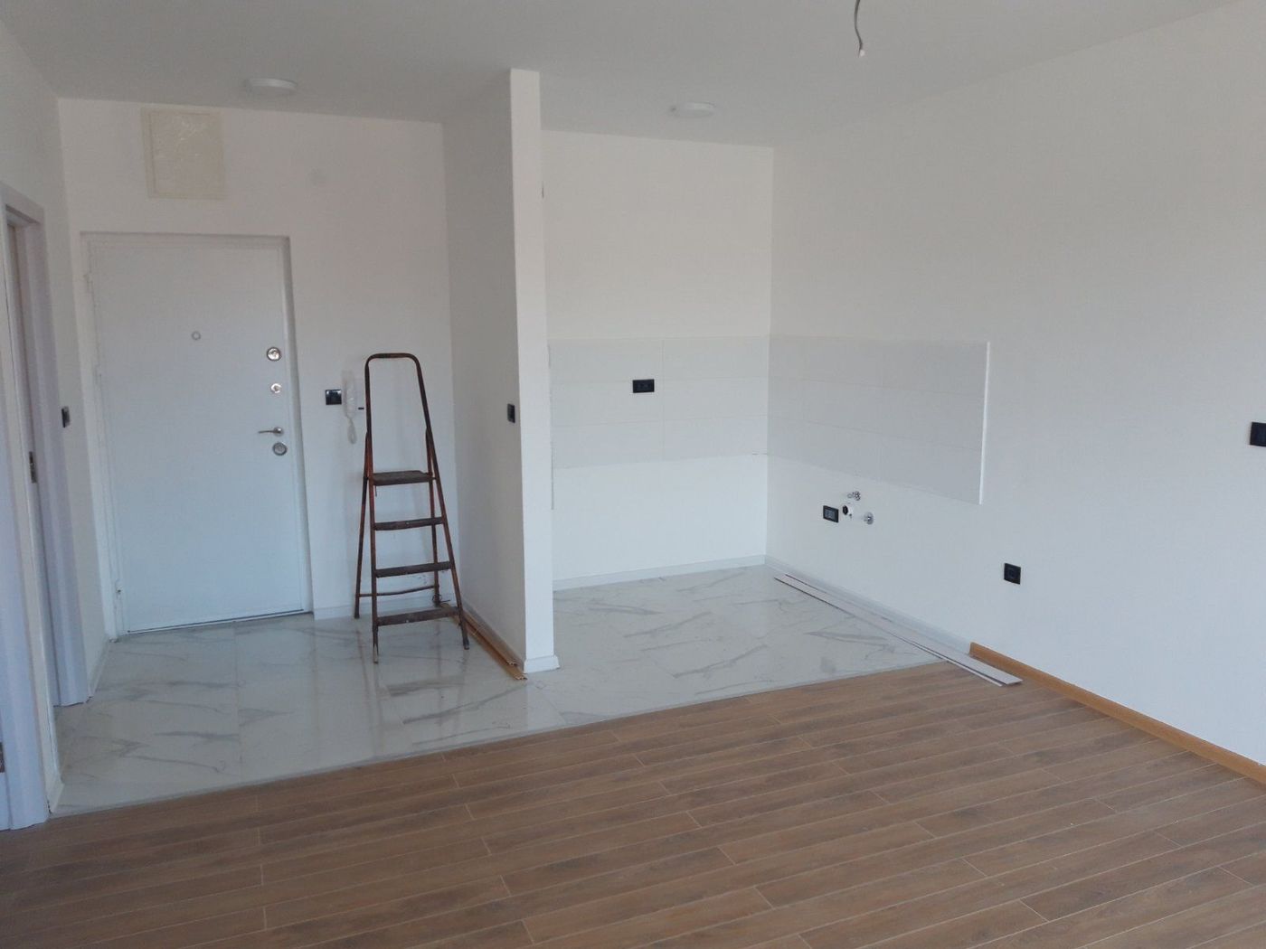 Nov dvoiposoban stan   lično parking mesto   062 792 583 2