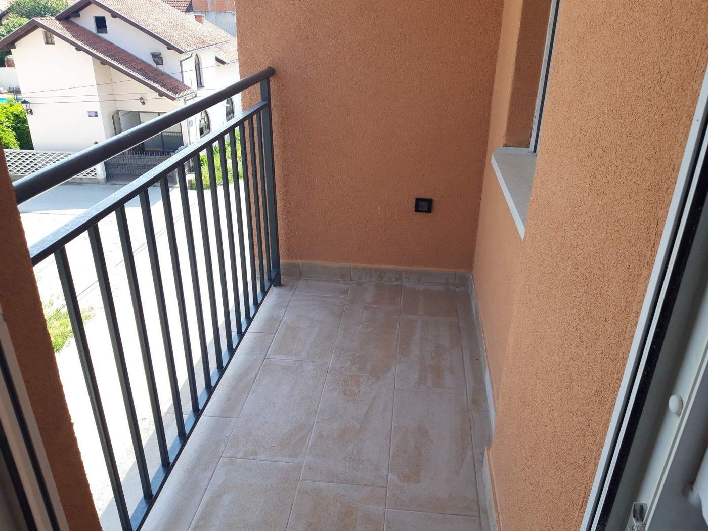 Nov dvoiposoban stan   lično parking mesto   062 792 583 5