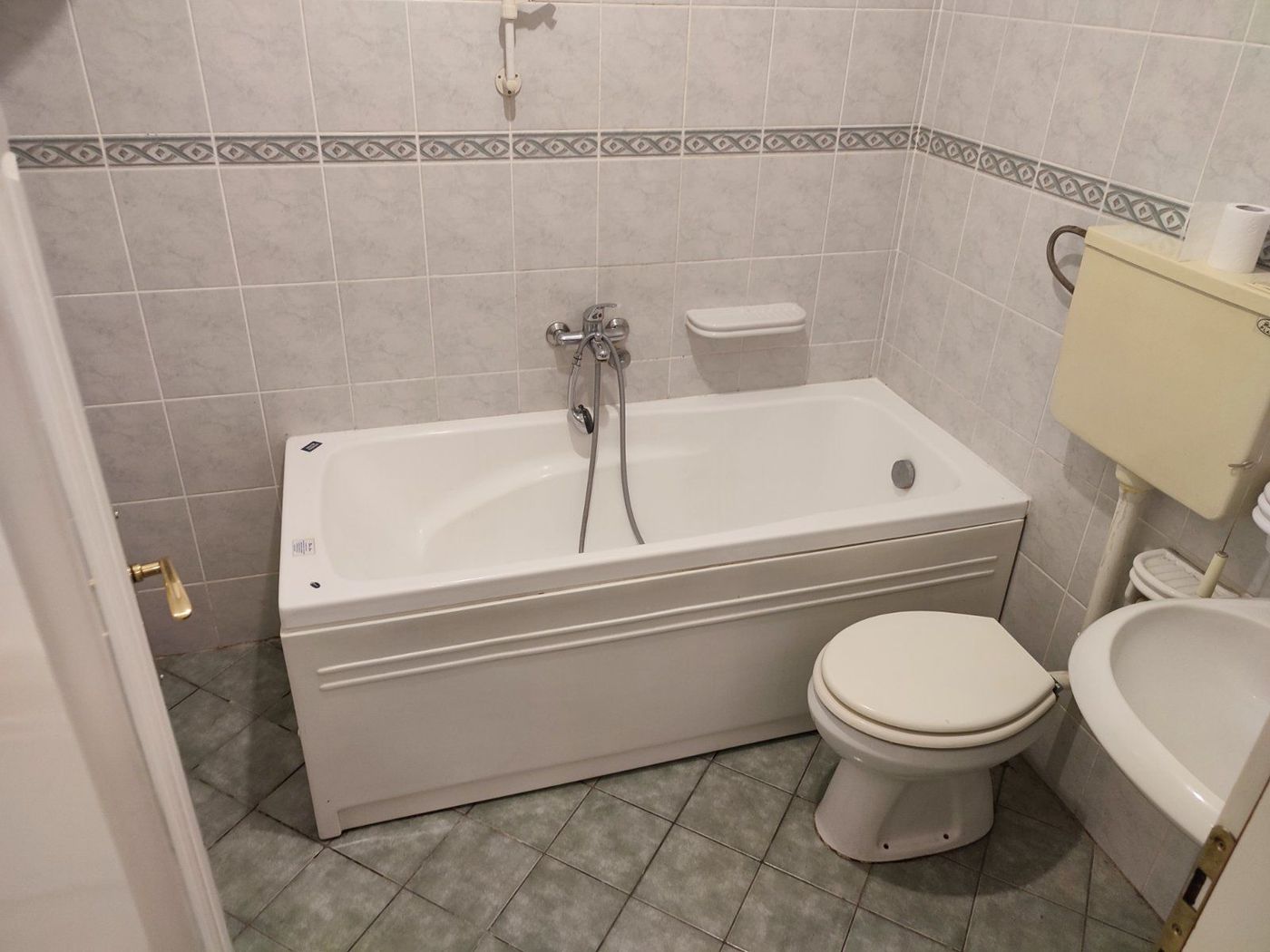 Visoko prizemlje  odmah useljiv uknjižen stan   062 792 583 4