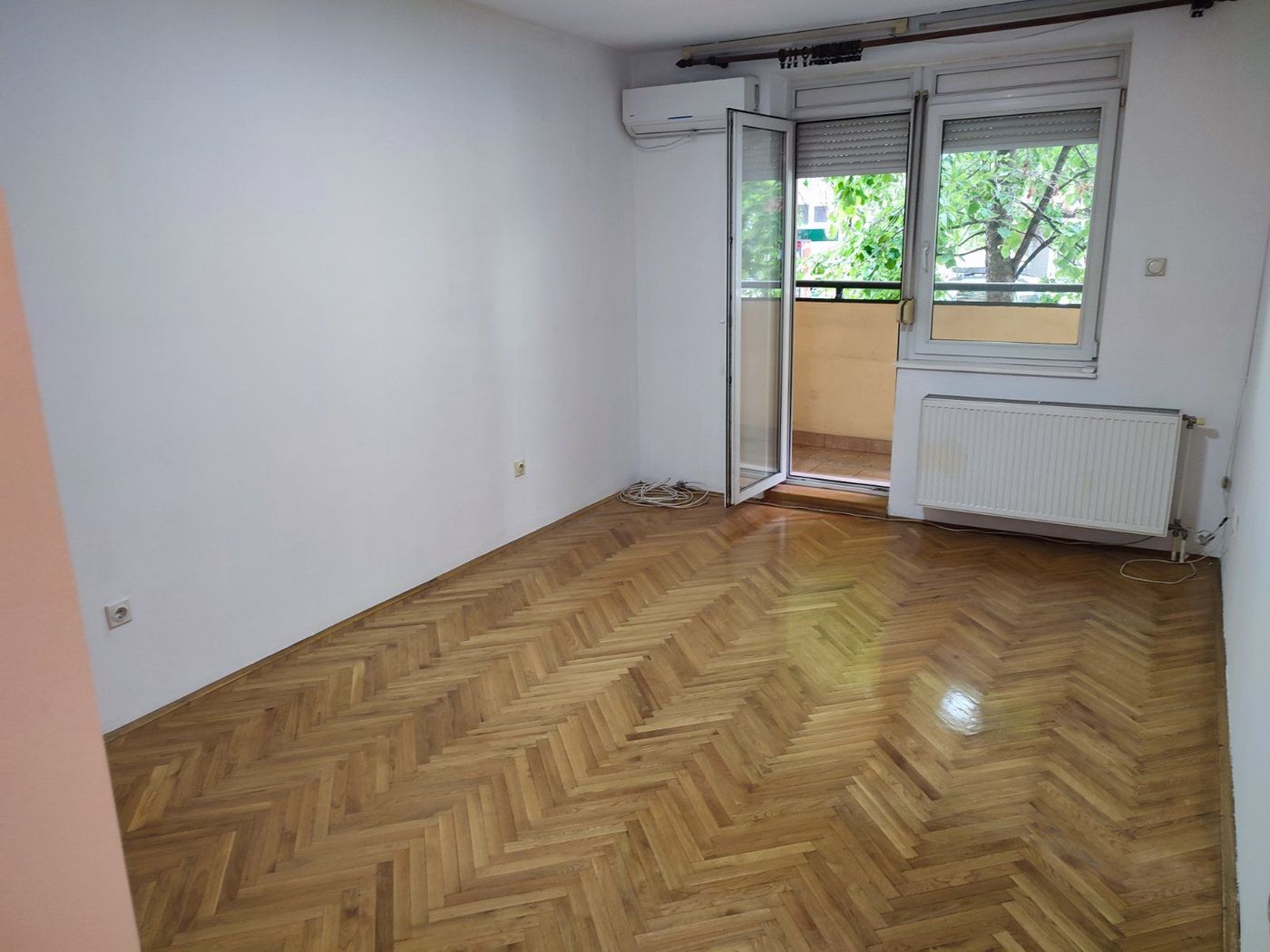 Visoko prizemlje  odmah useljiv uknjižen stan   062 792 583 2