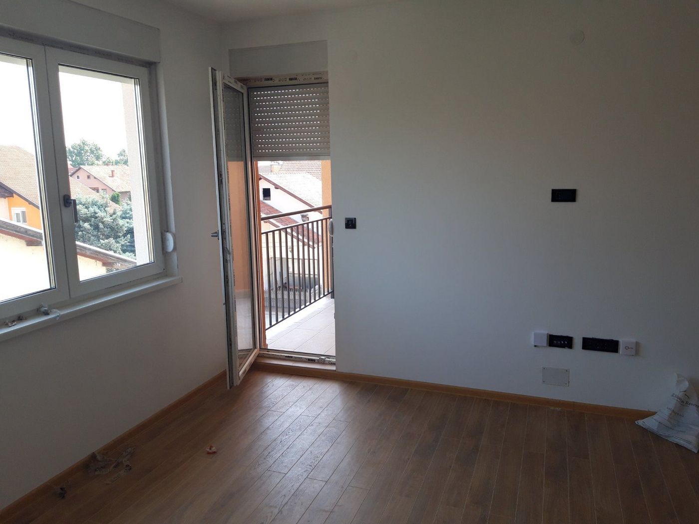 Nov dvoiposoban stan   lično parking mesto   062 792 583 3