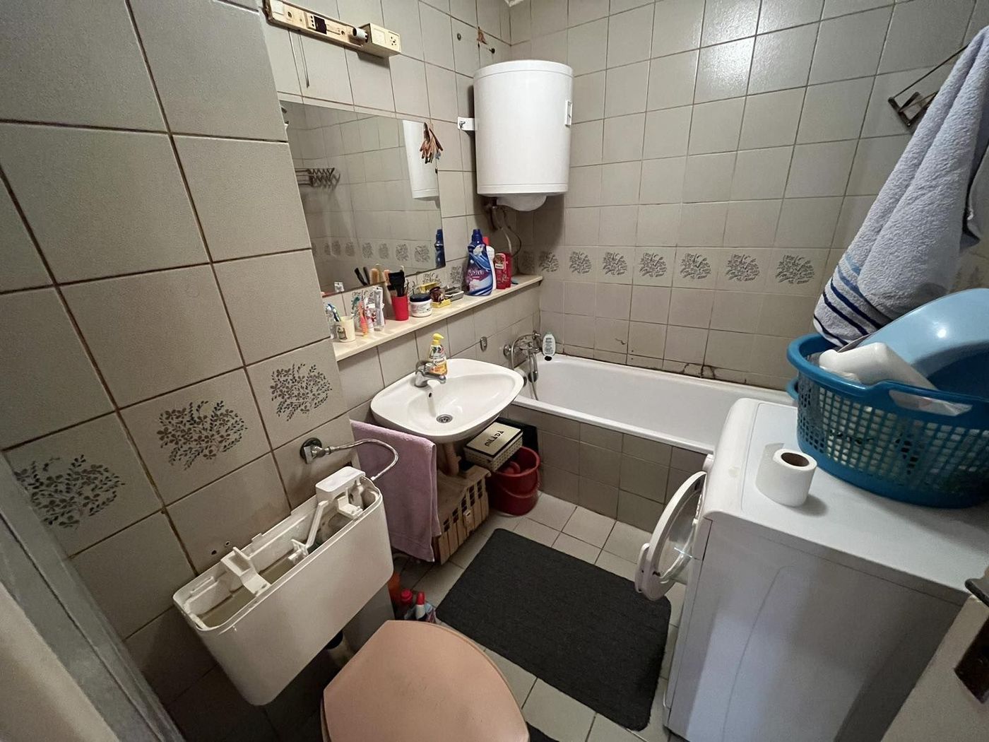 Blok 8   povoljan dvoiposoban stan   062 792 583 5