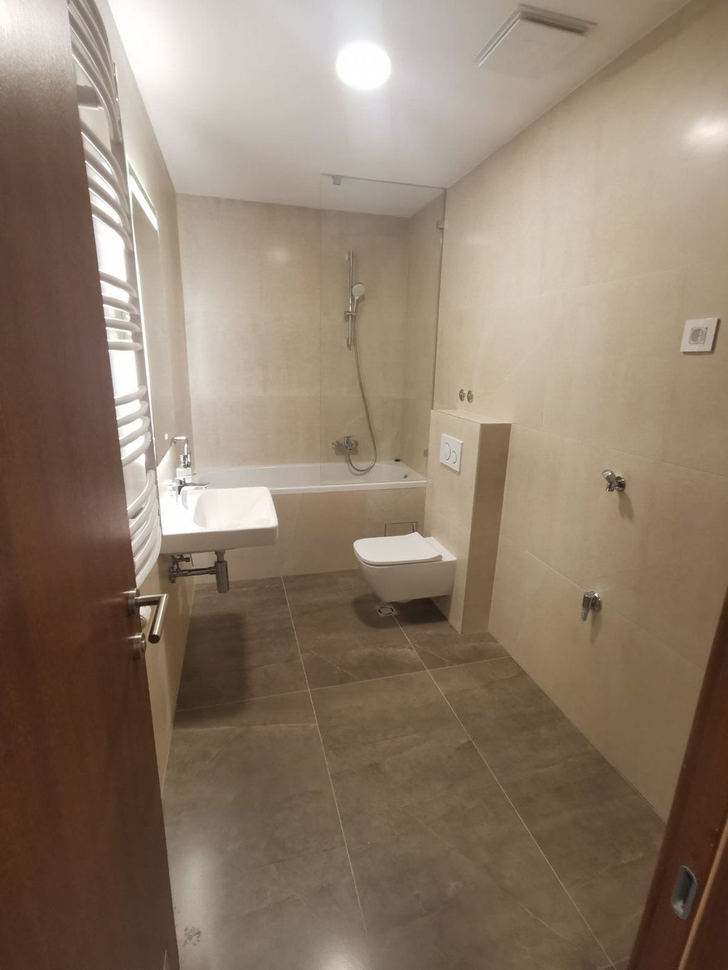 Cena sa PDV om   lux zgrada   odmah useljivo   062 792 583 5