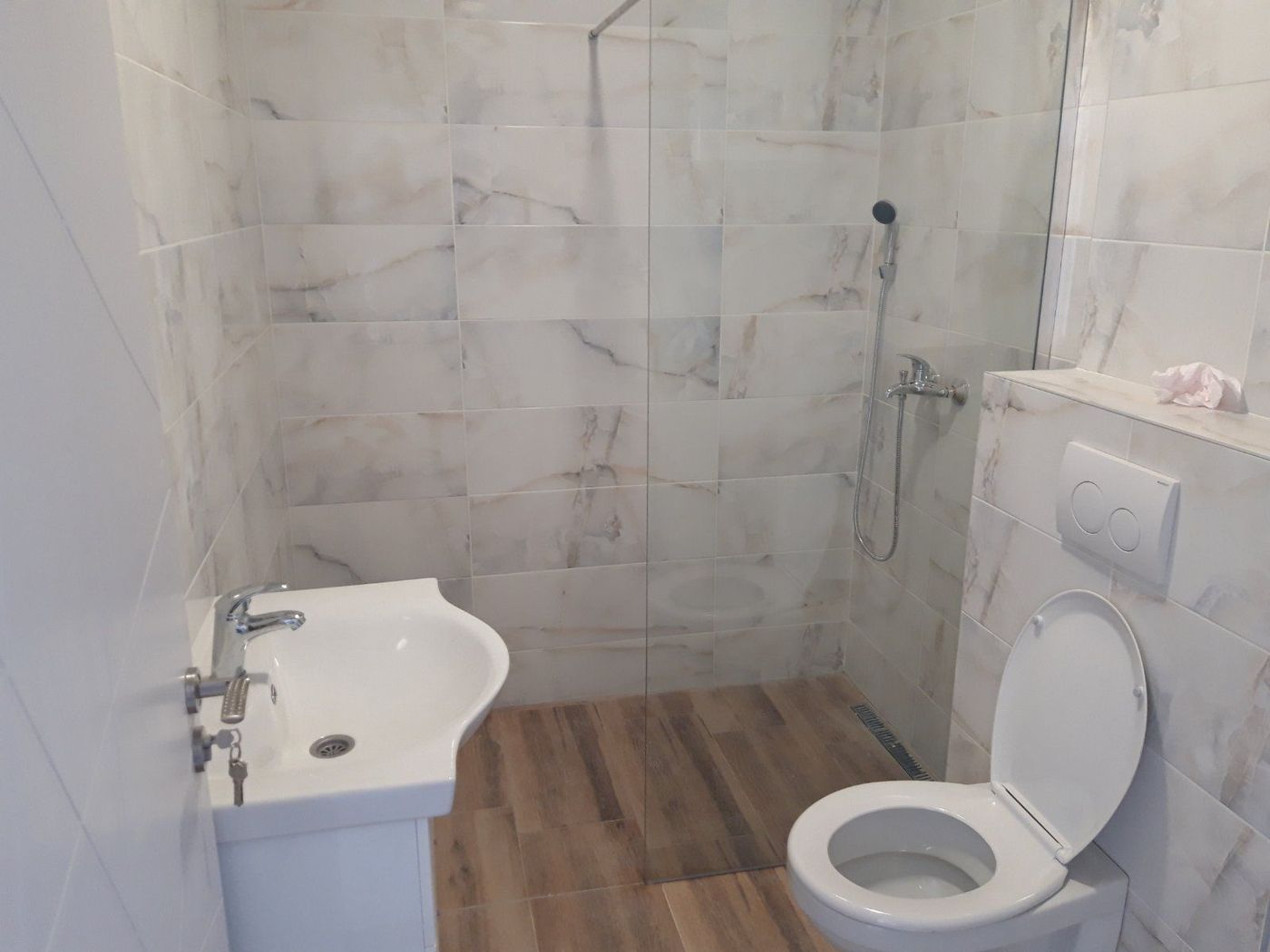 Nov dvoiposoban stan   lično parking mesto   062 792 583 4