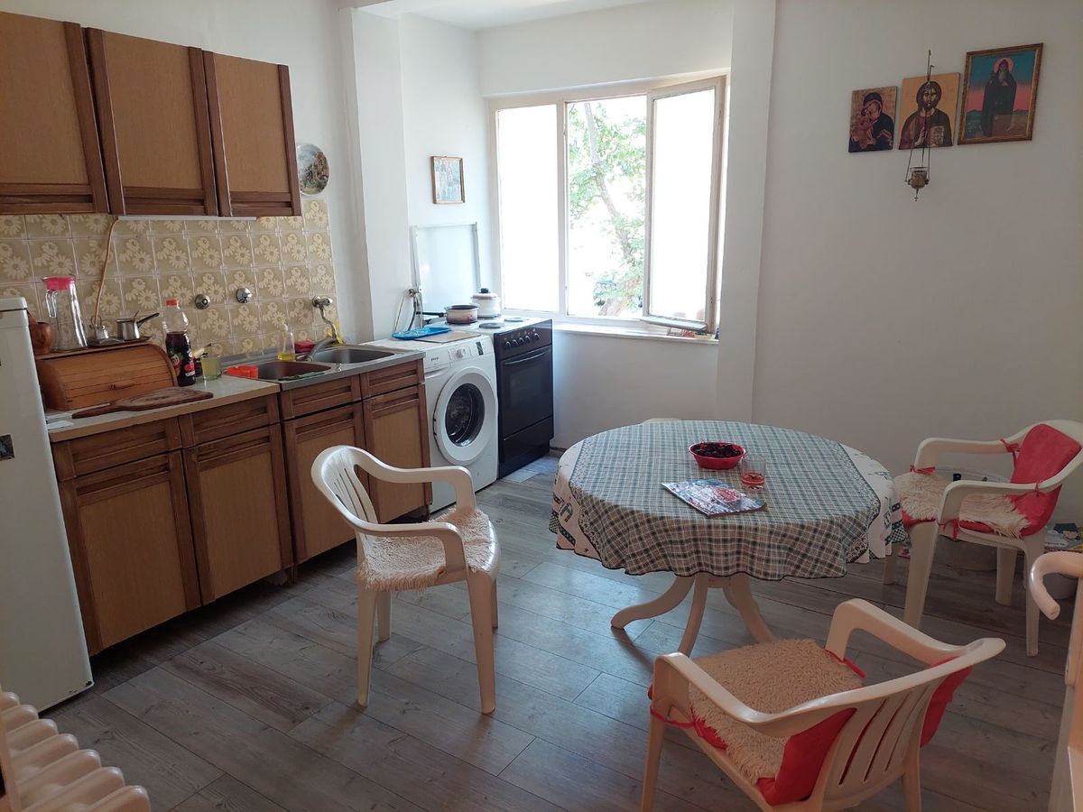 Uknjižen dvosoban stan   visoko prizemlje   062 792 583 4