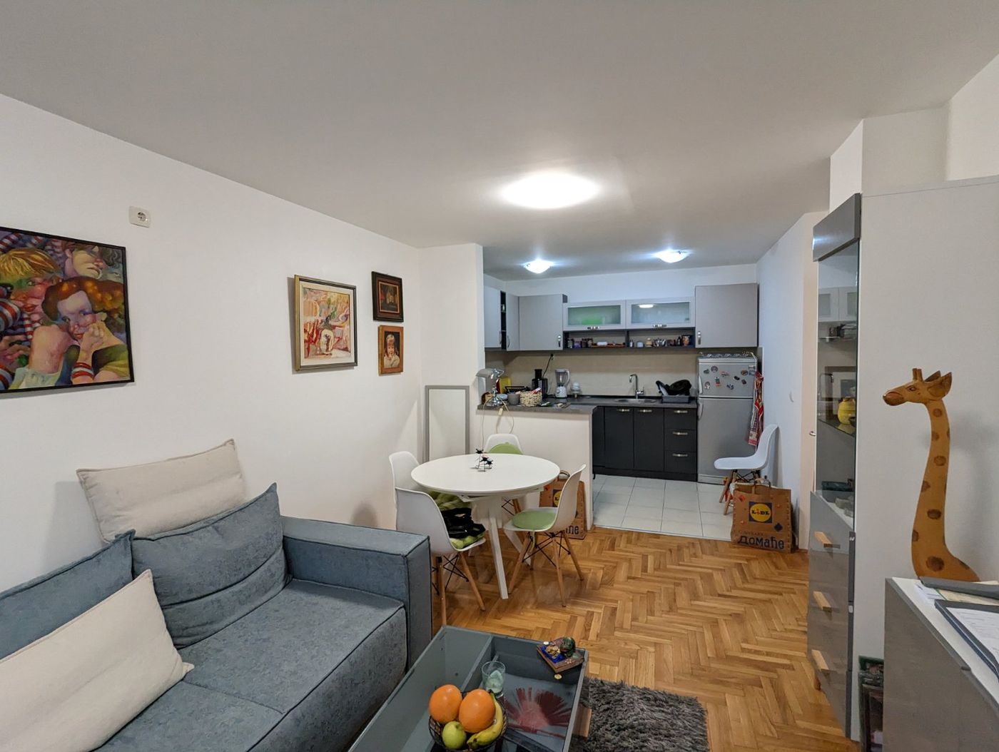 Uknjižen dvosobna stna  visoko prizemlje 3m   širi centar  062 792 583 2