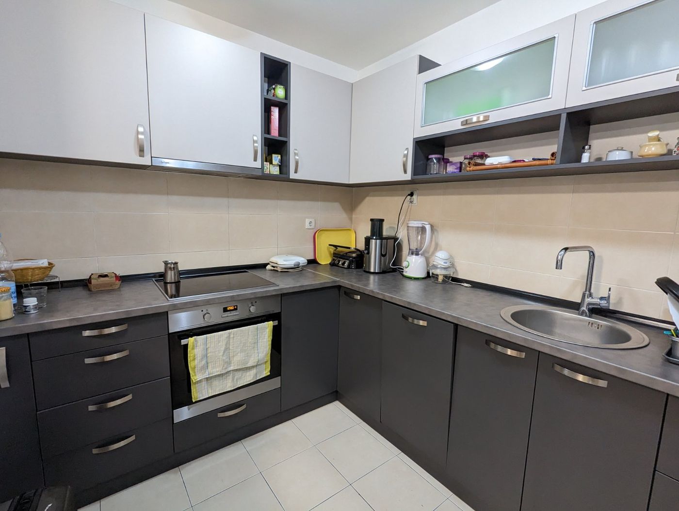 Uknjižen dvosobna stna  visoko prizemlje 3m   širi centar  062 792 583 3