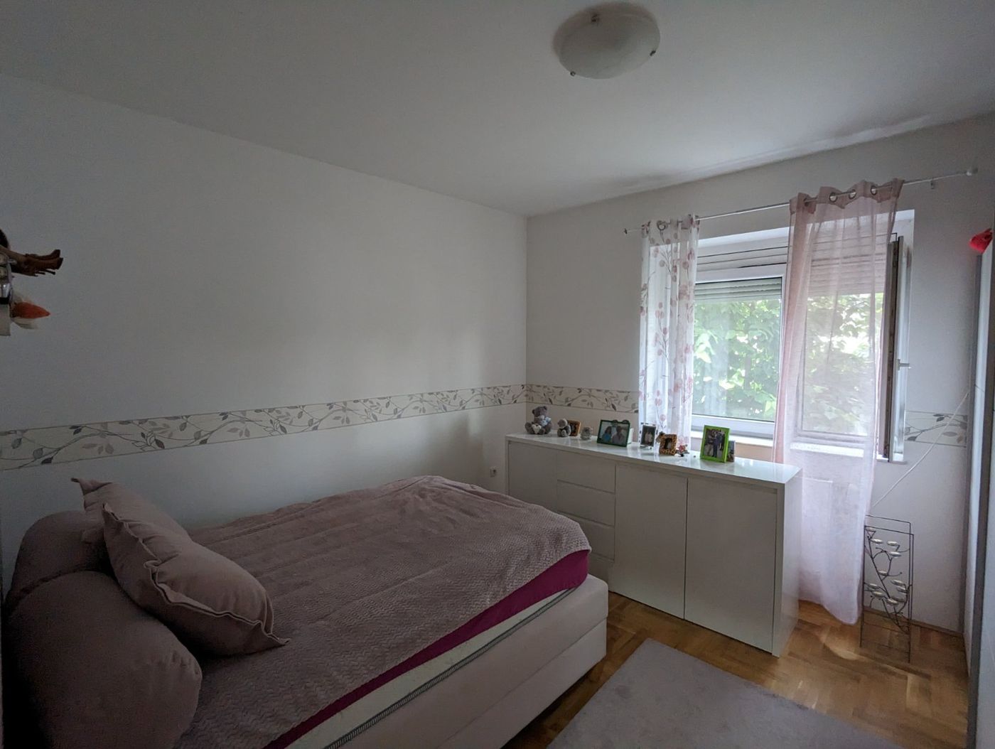 Uknjižen dvosobna stna  visoko prizemlje 3m   širi centar  062 792 583 4