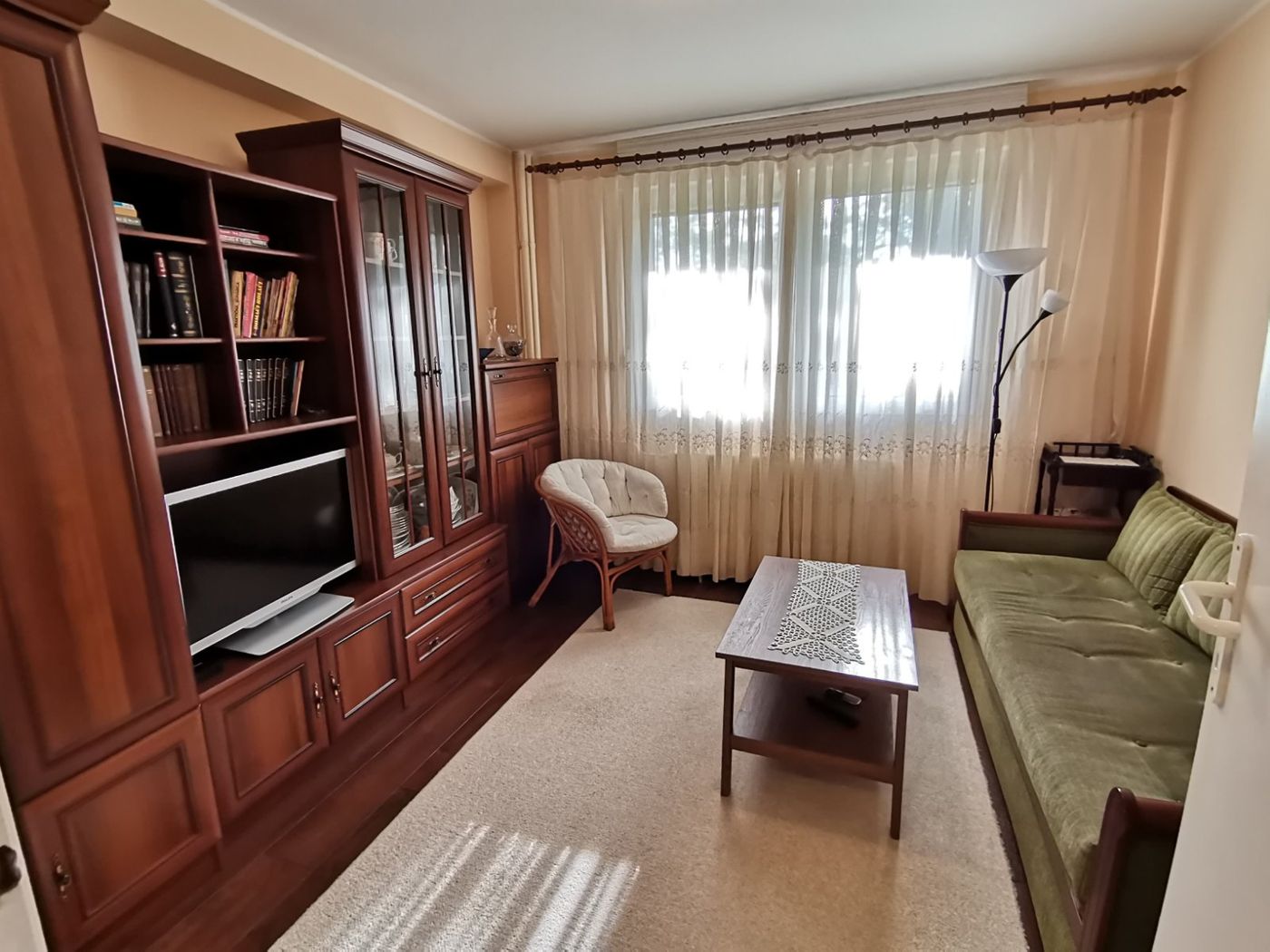 Uknjižen   visoko prizemlje 3m   podrum   062 792 583 2