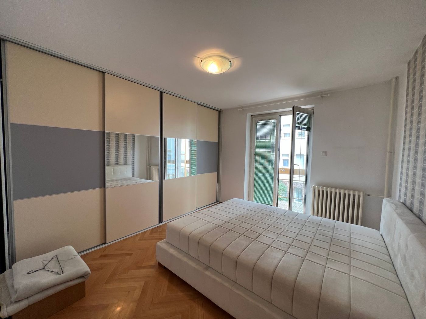 Odmah useljiv dvosoban stan na minut do centra   062 792 583 3