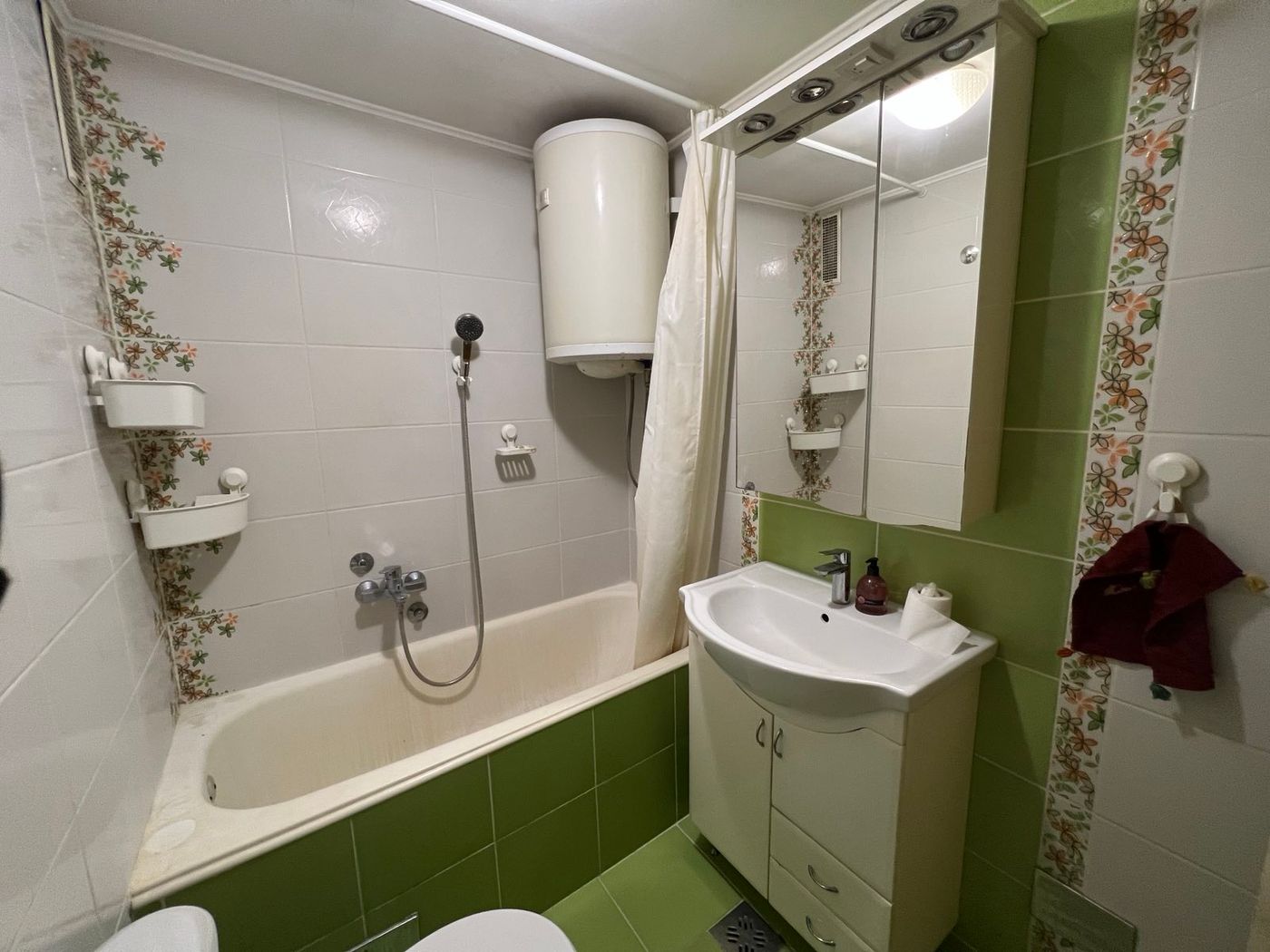 Odmah useljiv dvosoban stan na minut do centra   062 792 583 5