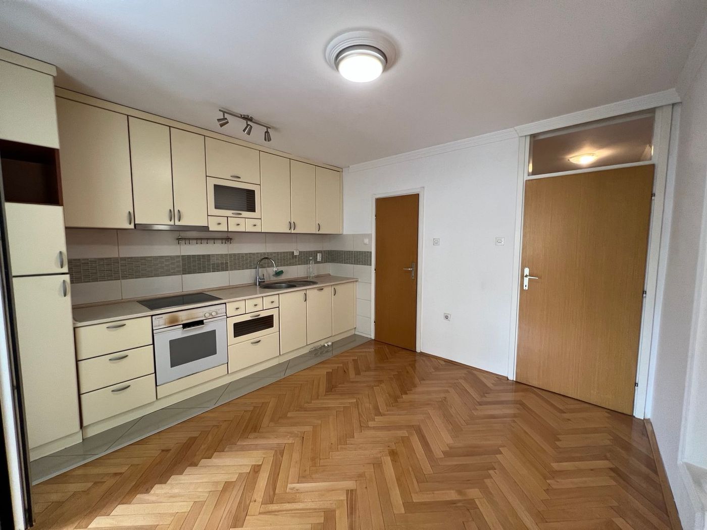 Odmah useljiv dvosoban stan na minut do centra   062 792 583 4