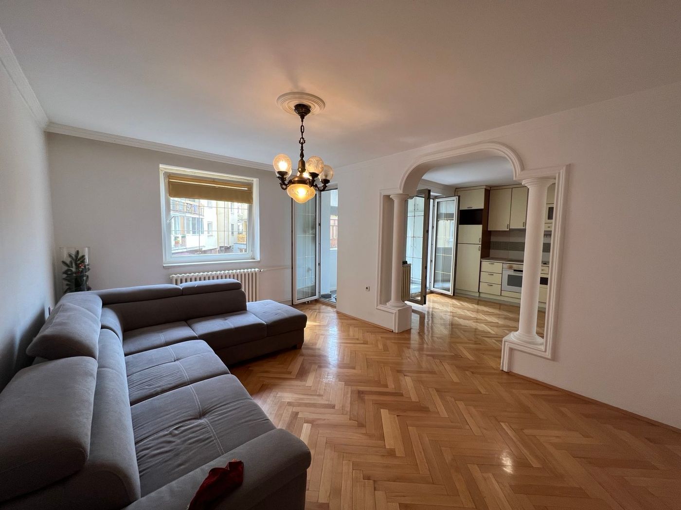 Odmah useljiv dvosoban stan na minut do centra   062 792 583 2