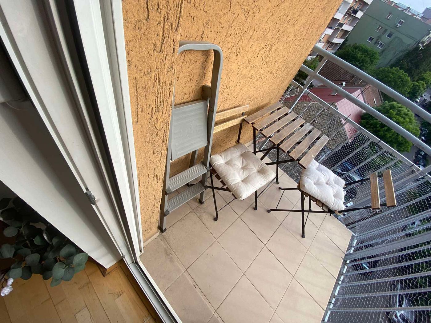 Uknjižen  kompletno namešten  savršen trosoban stan   062 792 583 5