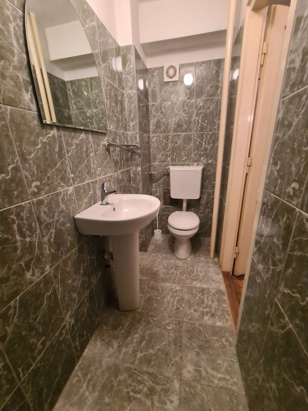 Uknjižen dvosoban stan   odlična investicija   062 792 583 4