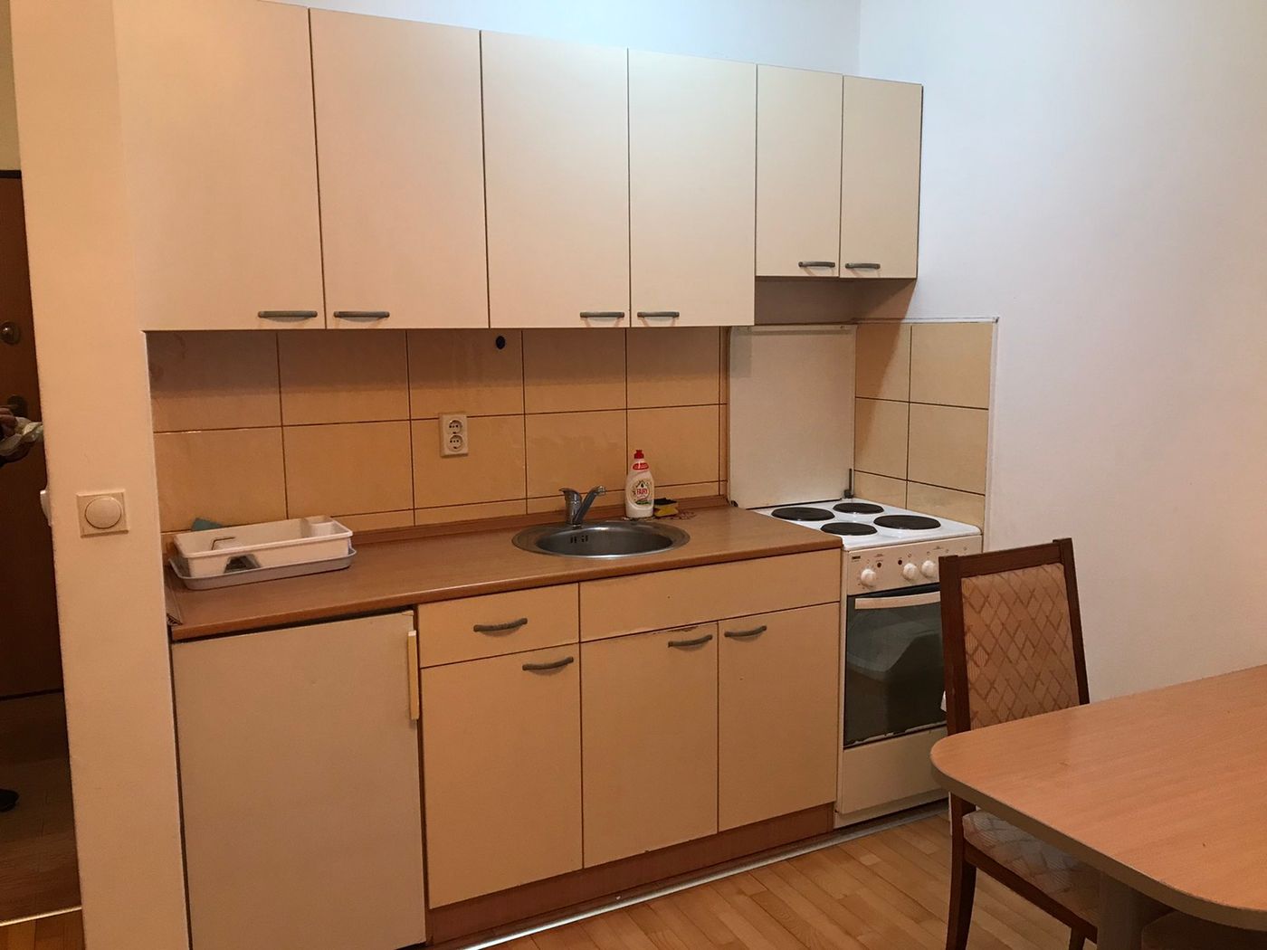 Uknjižena i odmah useljiva garsonjera     062 792 583 3