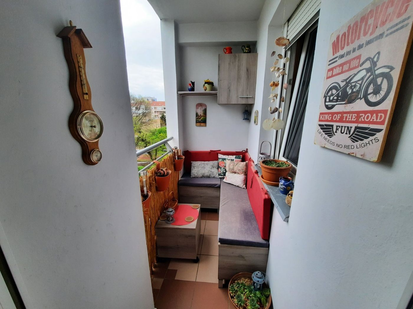 Centar   uknjižen   namešten  parking za stanare   062 792 583 5