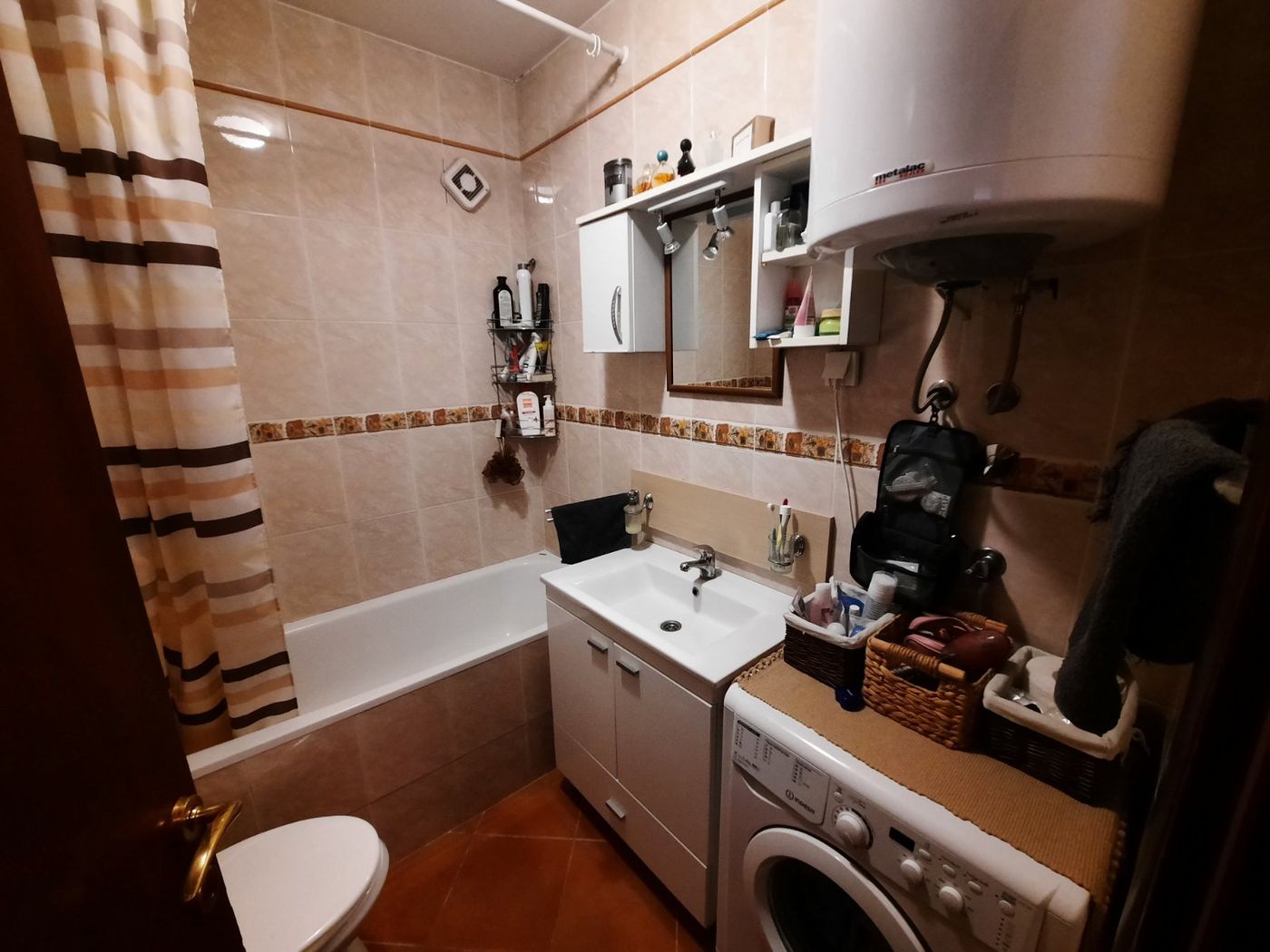 Centar   uknjižen   namešten  parking za stanare   062 792 583 4