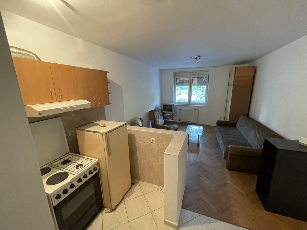 Odmah useljiv  odličan jednoiposoban stan   062 792 583 2