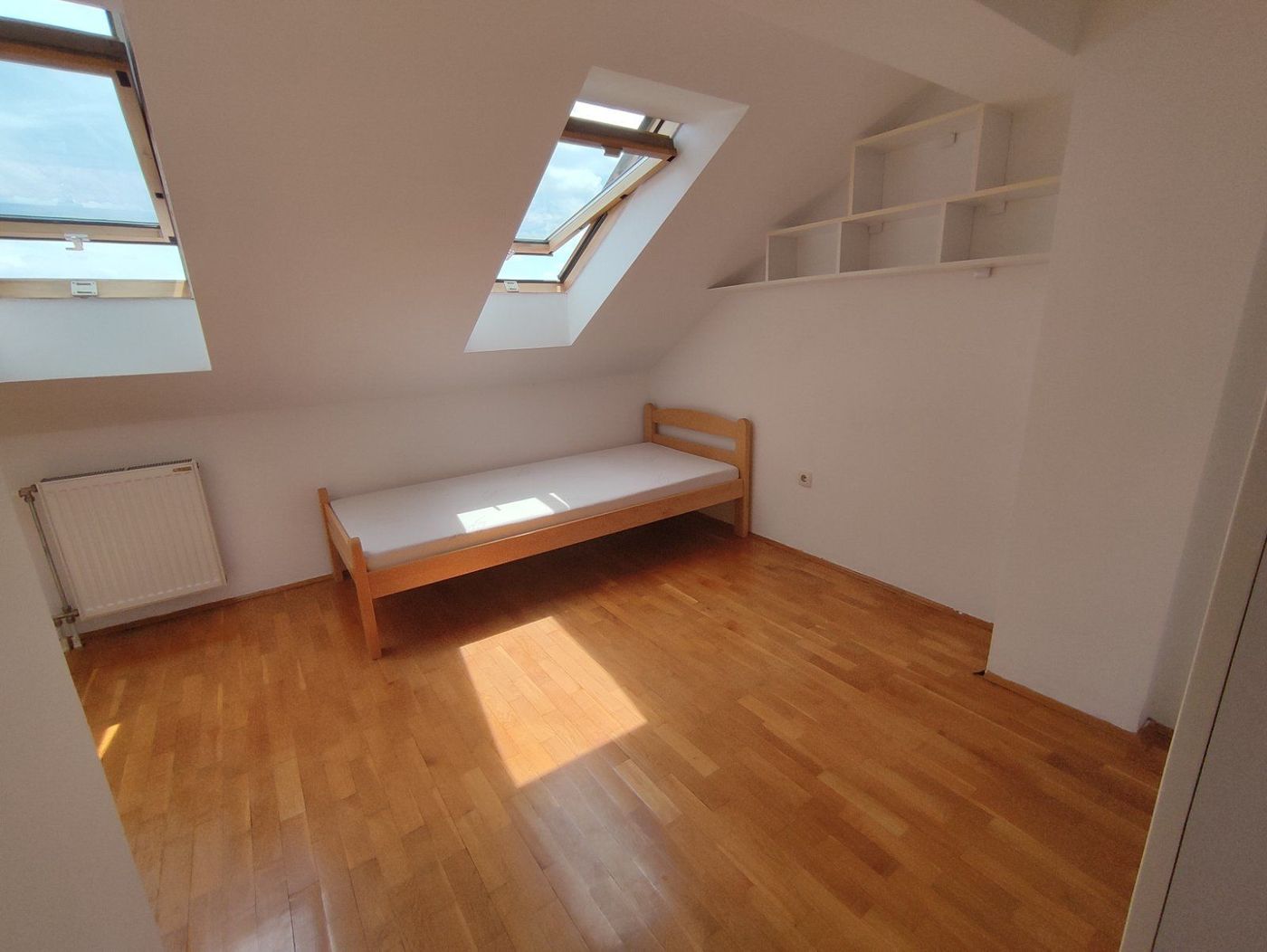 Odmah useljiv   širi centar   parking za stanare   namešten   062 792 583 3