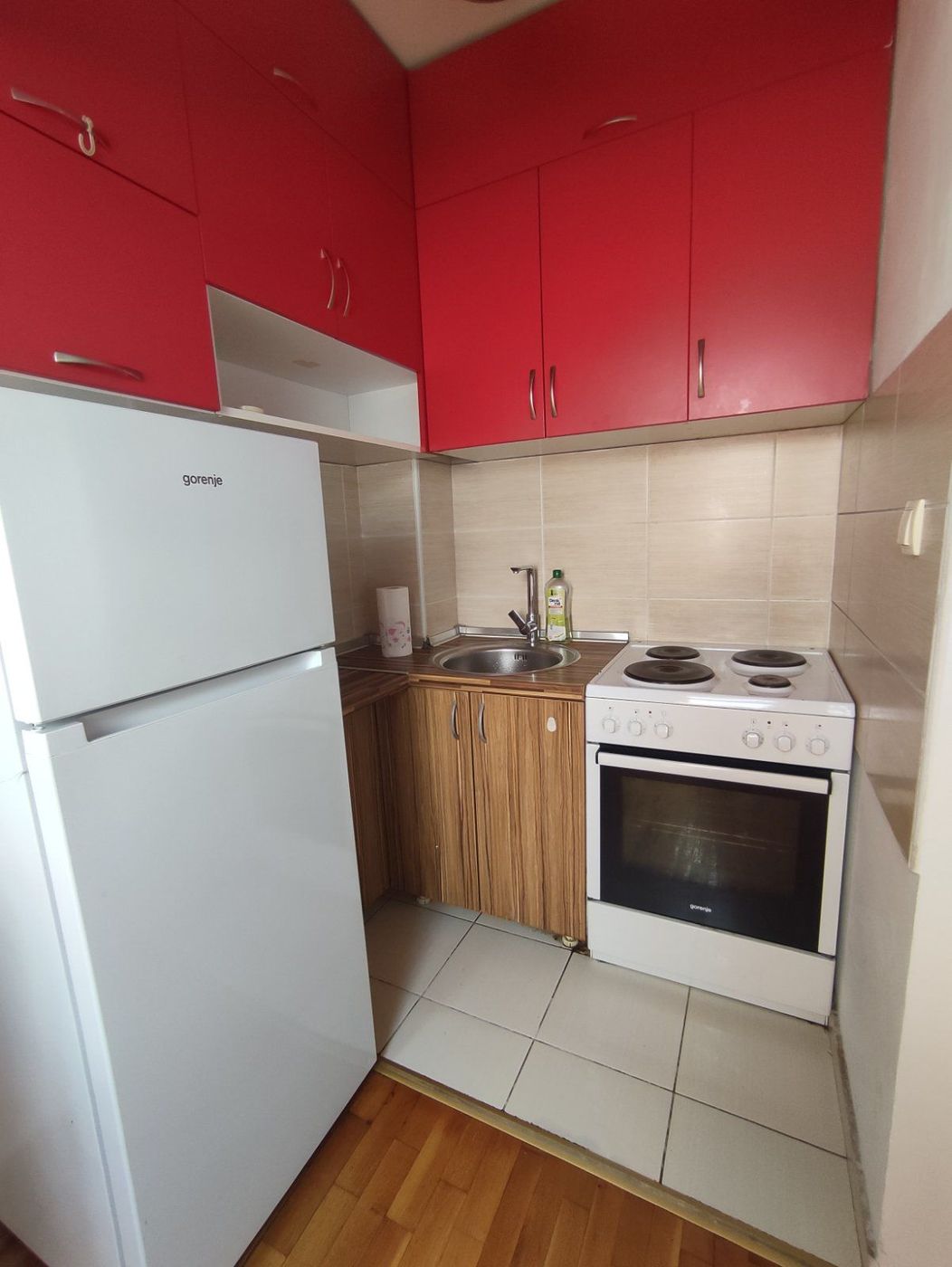 Odmah useljiv   širi centar   parking za stanare   namešten   062 792 583 2