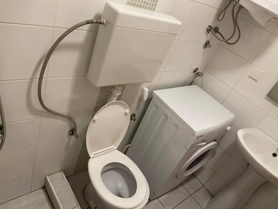 Uknjižen  namešten   odličan dvoiposoban stan   062 792 583 5