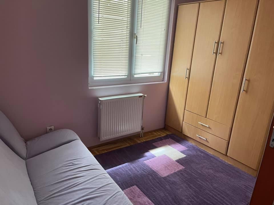 Uknjižen  namešten   odličan dvoiposoban stan   062 792 583 2