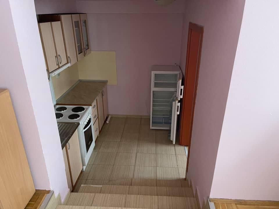 Uknjižen  namešten   odličan dvoiposoban stan   062 792 583 4