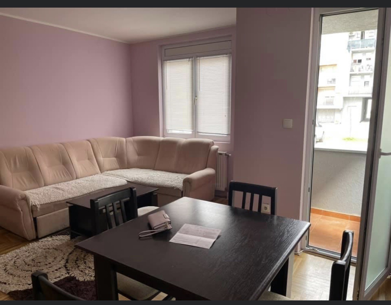 Uknjižen  namešten   odličan dvoiposoban stan   062 792 583 1
