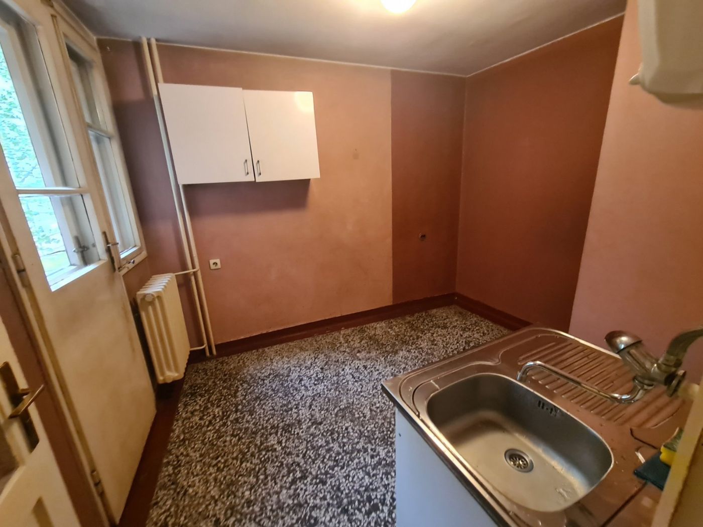 Uknjižen dvosoban stan   062 792 583 3