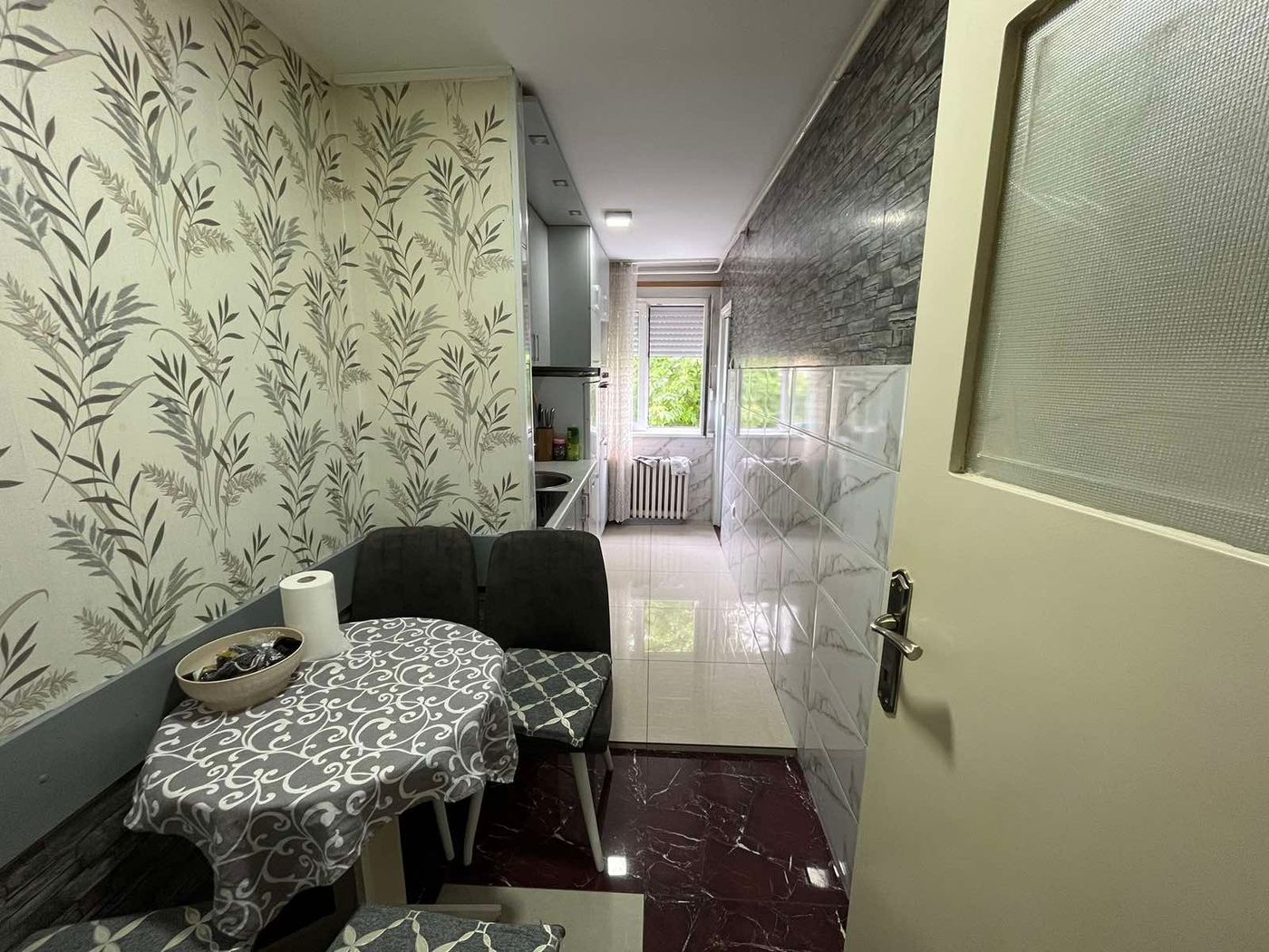 Odličan dvosoban stan kod Ž Stanice   062 792 583 4