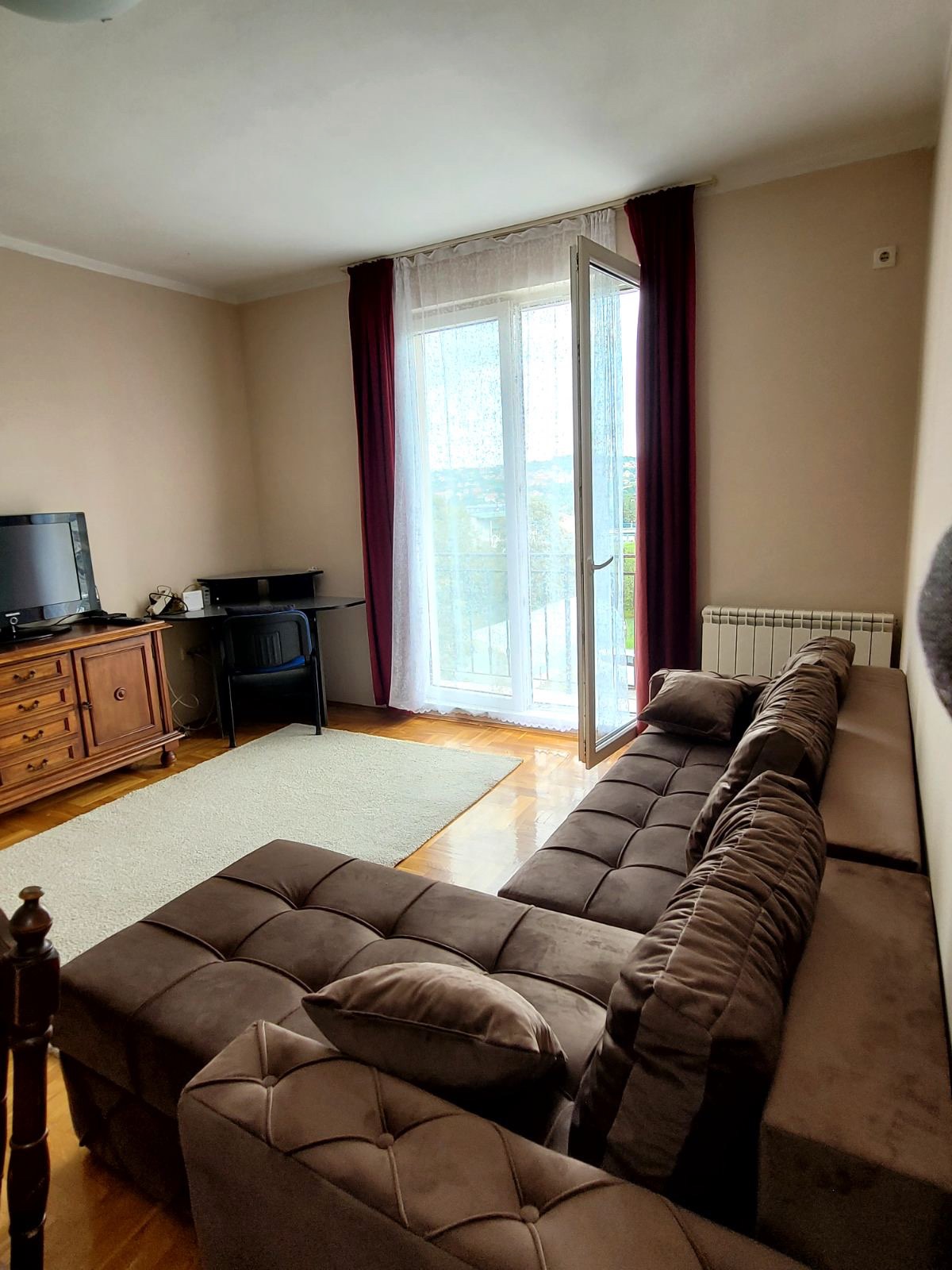 Izdajem stan sa parking mestom 2