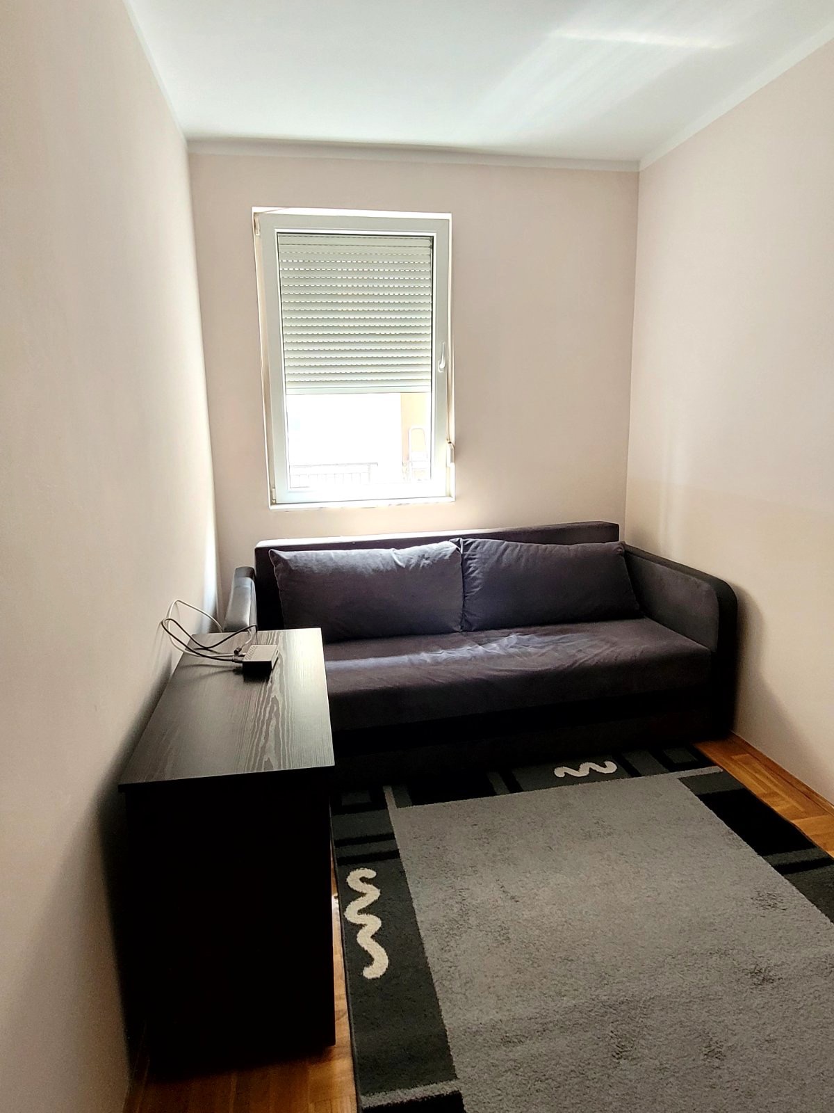 Izdajem stan sa parking mestom 5