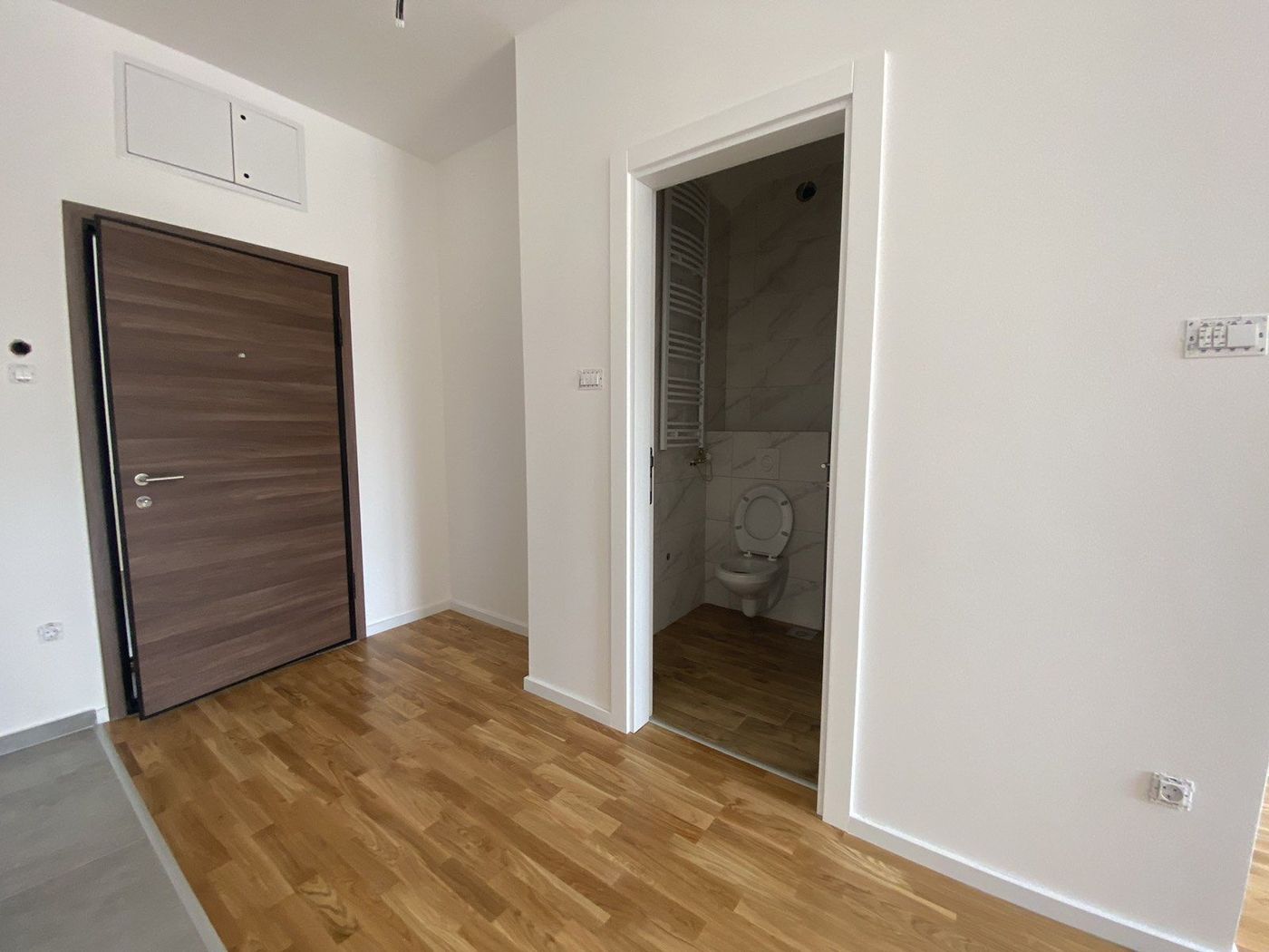 Cena sa PDV om   knjiži se kao stan   parking u ceni   062 792 583 3