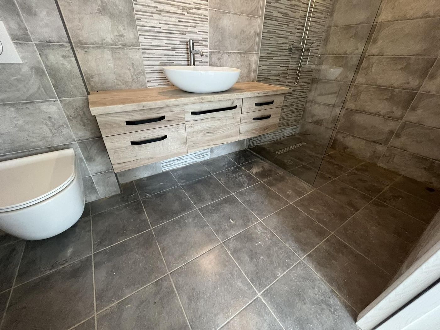 Lux vila sa dvorištem   odmah useljivo   062 792 583 4