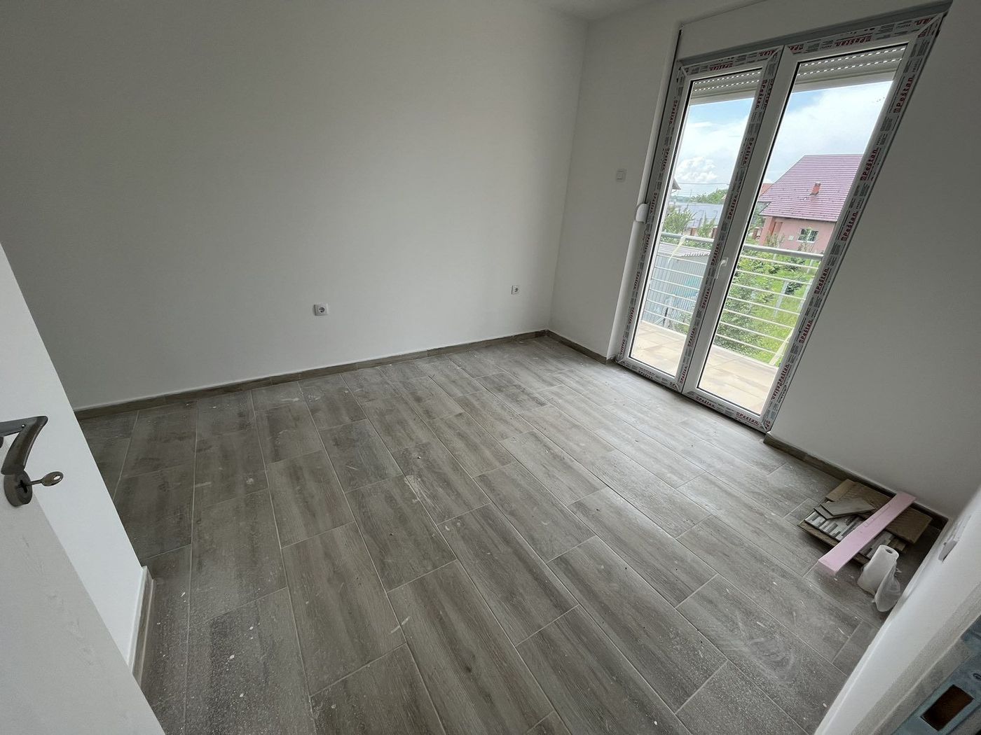 Lux vila sa dvorištem   odmah useljivo   062 792 583 2