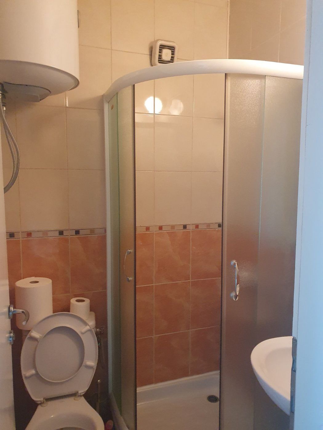 Uknjižena garsonjera kod Futoške pijace   idealno za izdavanje   062 792 583 4