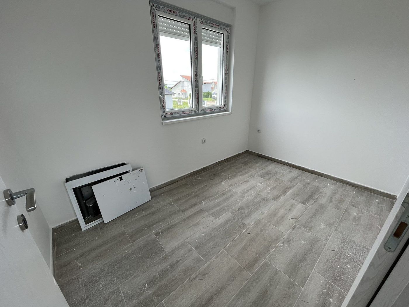 Lux vila sa dvorištem   odmah useljivo   062 792 583 3