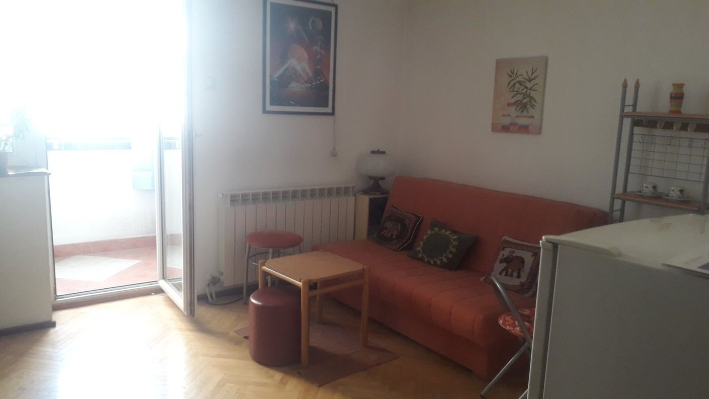 Uknjižena garsonjera   nameštena   062 792 583 2