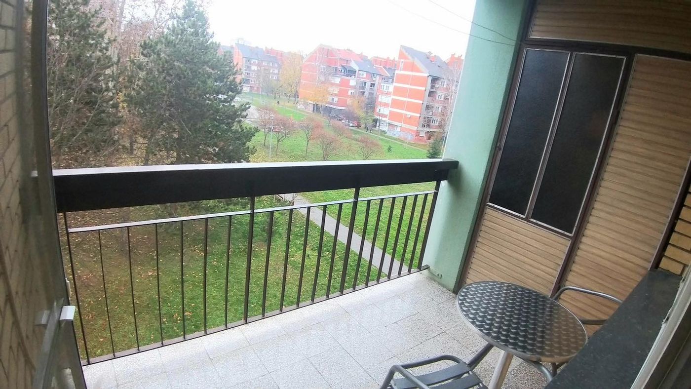 Fasadna cigla   uknjižen dvosoban stan    odličan raspored  062 792 583 4