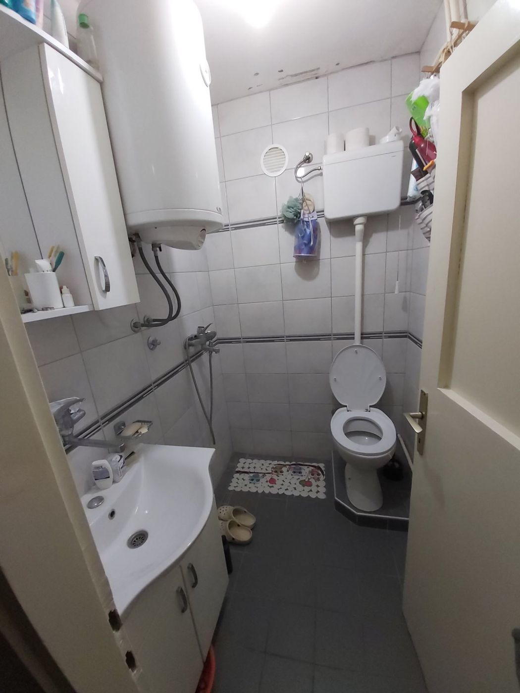 Uknjižen dvosoban stan kod Ž Stanice   062 792 583 4